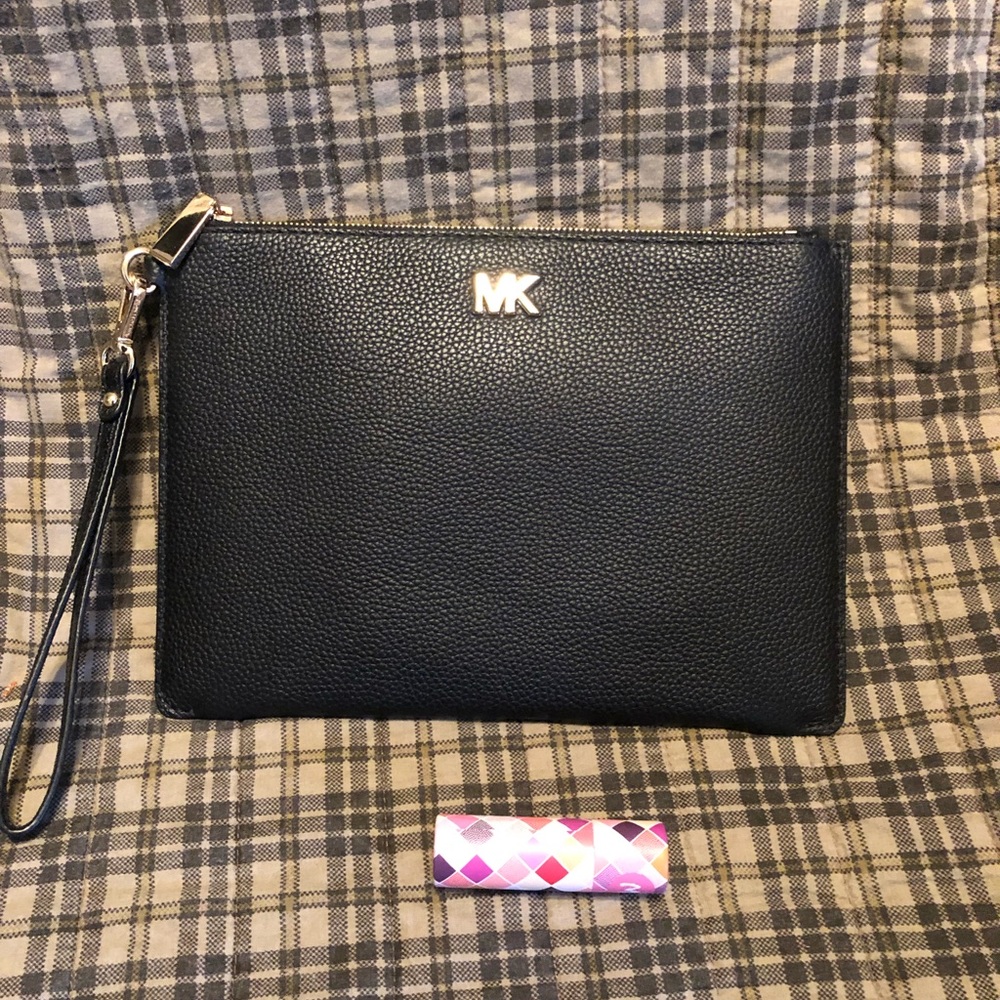 Large wristlet